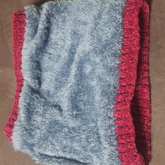 Red wine / burgundy colored neck warmer - Picture 2 of 2